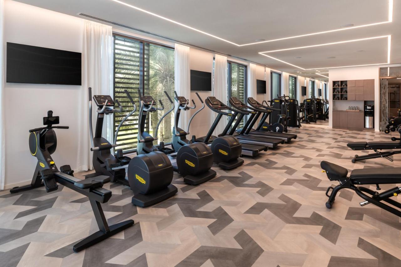 Palace Beach Resort Fujairah Eksteriør billede The gym at the hotel