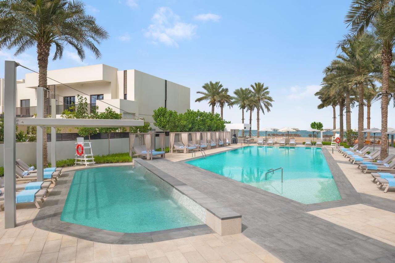 Palace Beach Resort Fujairah Eksteriør billede The swimming pool at the hotel